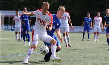 Der SV Brake (weiße Trikots) zeigte am Sonntag gegen den SV Holthausen/Biene eine engagierte Leistung. Der Aufsteiger verlor jedoch durch Tore in der Schlussphase mit 0:2.