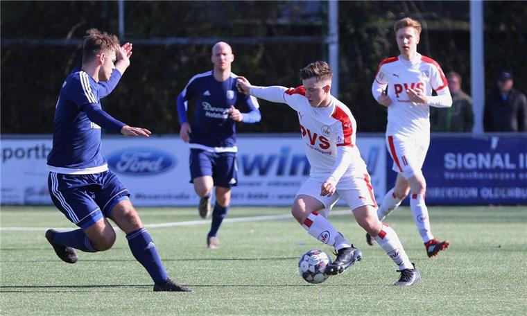 Braker Fußballer nach Unentschieden zu Hause wieder Letzter Der SV Brake (weiße Trikots/am Ball Jan Speer) rettete am Sonntag durch ein Tor in der Nachspielzeit einen Punkt gegen den BV Essen.