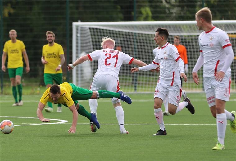 Langjähriger Regionalligist kickt am Freitag beim SV Brake Der SV Brake (weiße Trikots/hier im Kreisderby gegen den TSV Abbehausen) will den SV Wilhelmshaven zu Fall bringen.