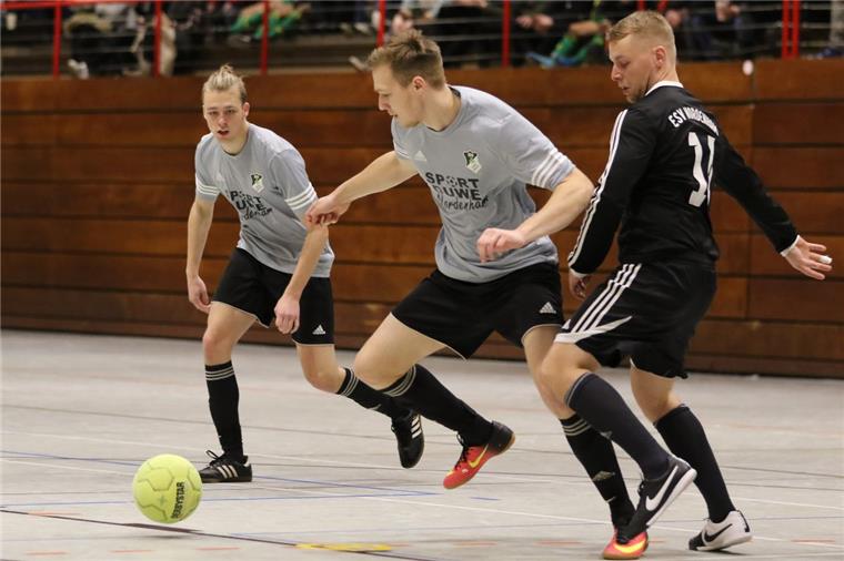 Wer wird der Nordenhamer Hallenfußball-Meister? Der SV Phiesewarden (graue Trikots) und der ESV Nordenham freuen sich auf die Spiele gegen die höherklassigen Mannschaften.