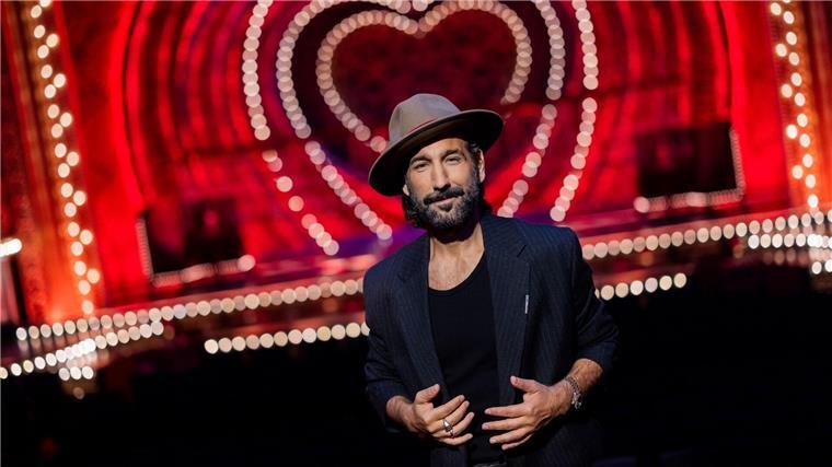 Tänzer Massimo Sinató heuert bei Musical „Moulin Rouge!“ an Der Tänzer ist mit Moderatorin Rebecca Mir verheiratet.