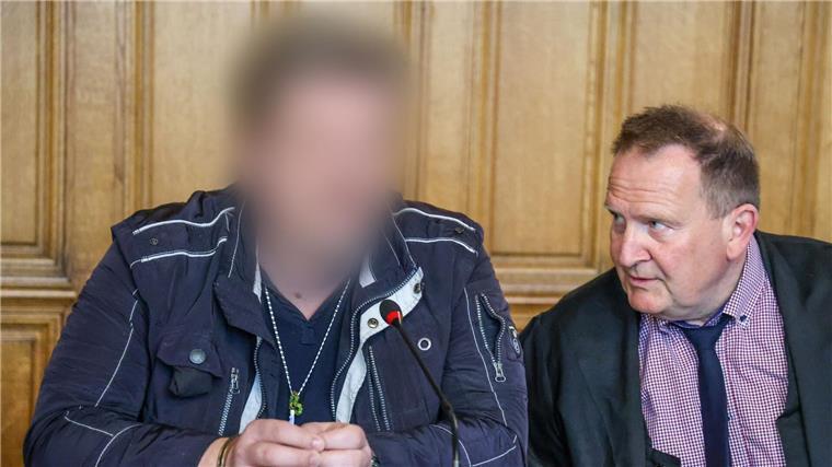 Der Täter (l) sitzt im Landgericht Bremen neben seinem Verteidiger Thomas Domanski.