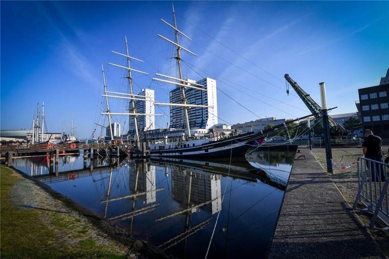 Bremerhaven: Das ist der aktuelle Stand zur gesunkenen "Seute Deern" Der Tag danach: Die "Seute Deern" liegt mit Schlagseite im Alten Hafen von Bremerhaven.