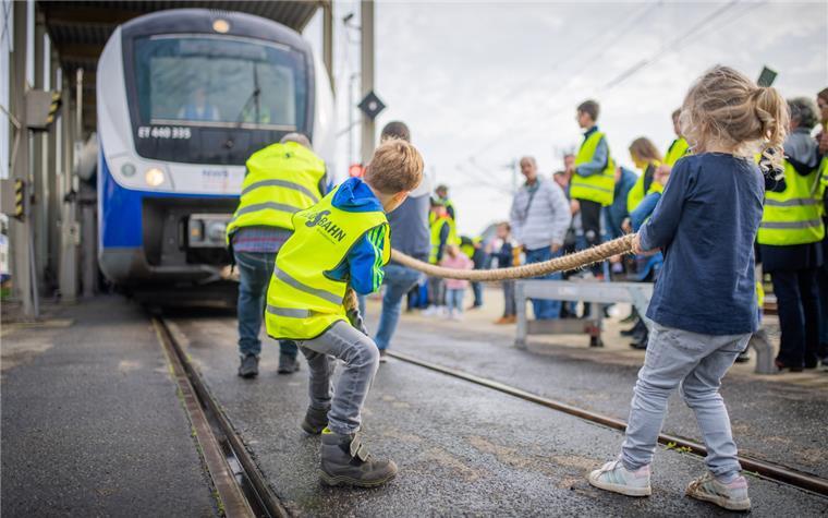 Züge ziehen und mehr: 2000 Schaulustige kommen zur Nordwestbahn Zwei kinder und zwei Erwachsene haben eine ganze S-Bahn im Schlepptau. Beim Tag der offenen Tür der Nordwestbahn in Bremerhaven-Wulsdorf ist nichts unmöglich.