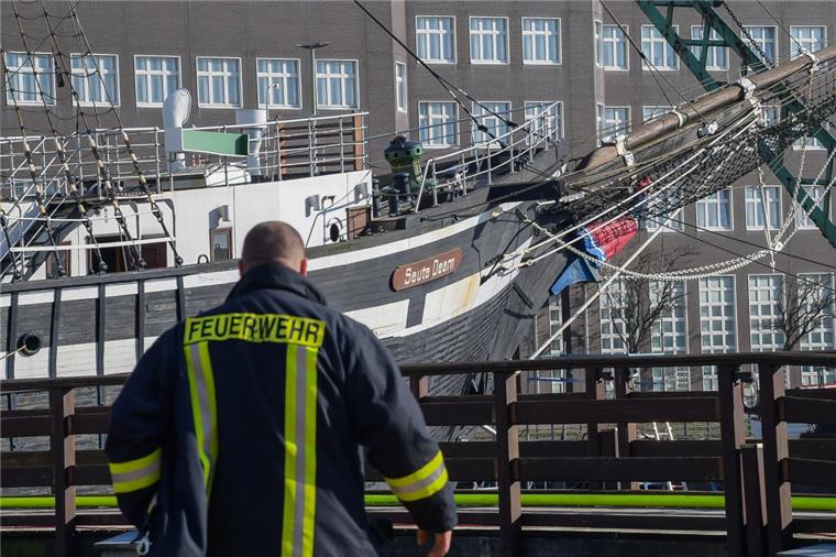 Nach dem verheerenden Brand: Staatsanwalt schließt Akte "Seute Deern" Der Tag nach dem Brand: Ein Feuerwehrmann steht vor dem am Alten Hafen liegenden Traditionssegler "Seute Deern". Sechs Monate später ist die Untersuchung abgeschlossen.