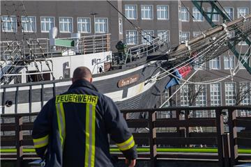 Der Tag nach dem Brand: Ein Feuerwehrmann steht vor dem am Alten Hafen liegenden Traditionssegler "Seute Deern". Sechs Monate später ist die Untersuchung abgeschlossen.  