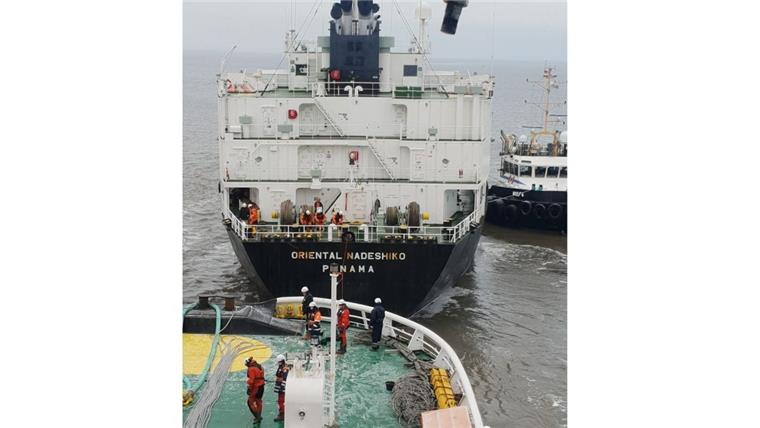 Der Tanker "Oriental Nadeshiko" ist am Montag in der Elbe auf Grund gelaufen.