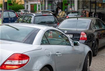 Der Tankrabatt lockt viele Autofahrer an die Zapfsäulen: Viel los an der HEM-Tankstelle an der Hafenstraße.