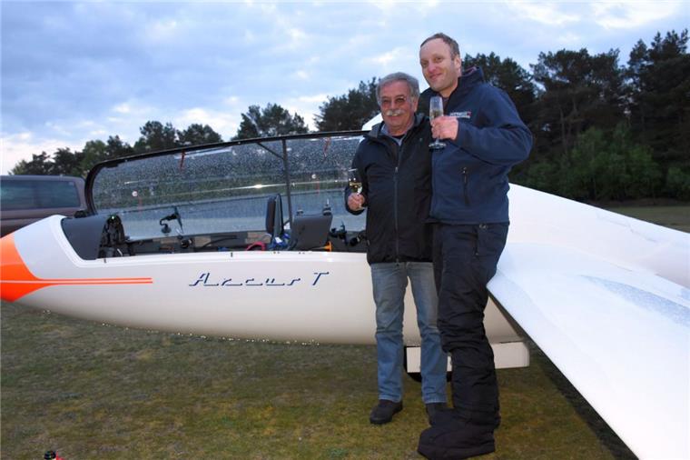Westertimke bei Tarmstedt: Rekordflug endet mit Sektdusche Der Tarmstedter Björn-Christian Michaelis (rechts) und Rolf Struckmeyer aus Wilstedt (links) stießen in Westertimke auf ihren Rekordflug an.