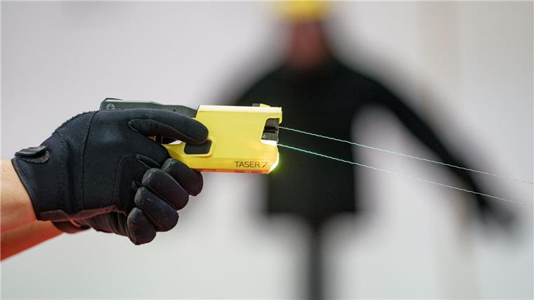 „Du wurdest uns genommen“ – Trauer um getöteten Lorenz Der Taser wäre laut Polizeigewerkschaft eine Alternative zur Schusswaffe. (Archivfoto)