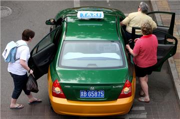 DER TAXI-FESTPREIS Mit dem Taxi für 20 Euro direkt ins Stadthotel? Klingt bequem. Ärgerlich nur, wenn die Fahrt eigentlich nur 10 Euro kostet. Oft scheint ein Festpreis zunächst günstiger als der Taxameterpreis. Aber gerade damit werden Touristen abgezockt. "Hier zahlt man oft das Doppelte", sagt Johannes Klaus. Tipp: Am Flughafen eine registrierte Taxifirma wählen. In der Stadt das Taxi vom Hotel oder Restaurant rufen lassen.