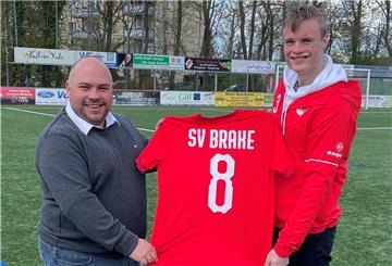 Der Team-Manager des SV Brake, Daniel Drozlik (links), präsentierte Rückkehrer Jan-Niklas Wiese im heimischen Poligras-Stadion.