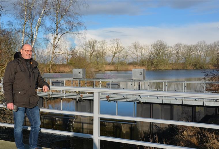 Der Teamleiter Kompensationsmaßnahmen von Bremenports, Thomas Wieland, ist zufrieden mit den Arbeiten an der Alten Weser.