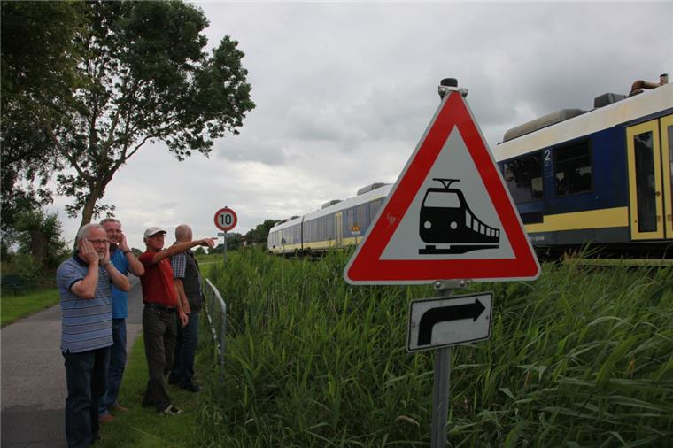 Mulsum: "Dieser Lärm macht krank" Der technisch nicht sicherte Bahnübergang „Hinter der Bahn“ in Mulsum: Nicht die Fahrgeräusche, sondern ohrenbetäubende Pfeifsignale an ungesicherten Bahnübergängen sind es, die Anlieger wie Reinhard Bobrowski (von links), Karl Henken, Norbert Arndt und den früheren Mulsumer Bürgermeister Otto Bremer ärgern. Noch lauter als Personenzüge machen Güterzüge durch Pfeifsignale auf sich aufmerksam.