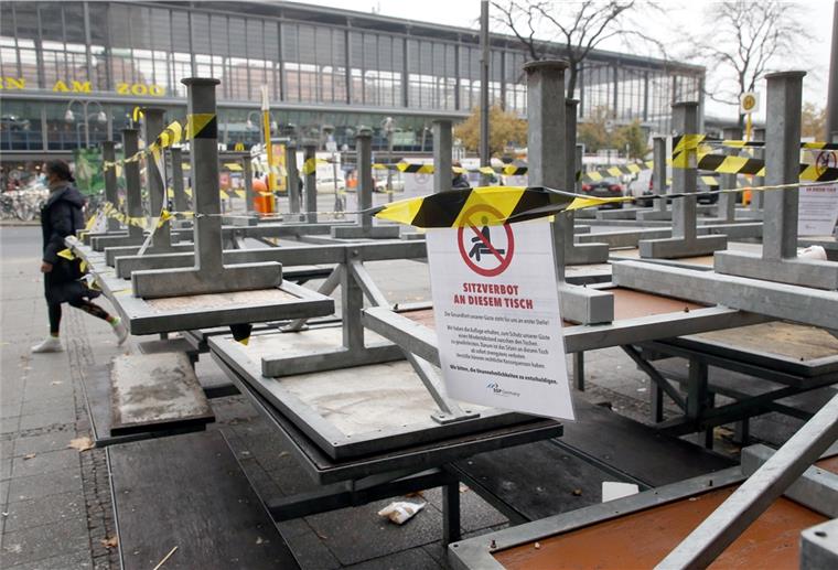Corona-Lockdown: Keine Lockerungen zu erwarten Berlin: Hochgestelle Tische und Stühle stehen im Außenbereich eines Restaurants am Bahnhof Zoo im Bezirk Charlottenburg.