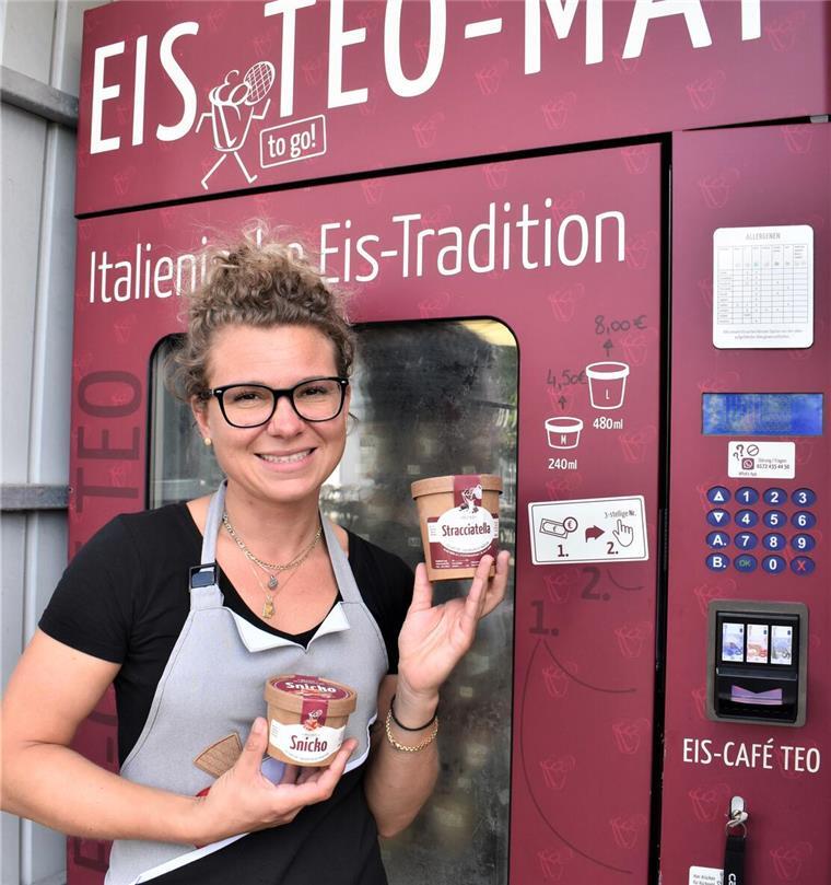 Automat mit Eisbechern und Besitzerin Elisa Tellan
