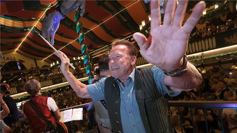 Wer sind die Wiesn-Promis? Der „Terminator“ dirigiert die Bank im Marstall-Festzelt.