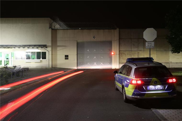 Terrorverdächtiger Al-Bakr erhängt in Zelle aufgefunden Der Terrorverdächtige Al-Bakr hat in der Justizvollzugsanstalt Leipzig einen Suizid begangen.