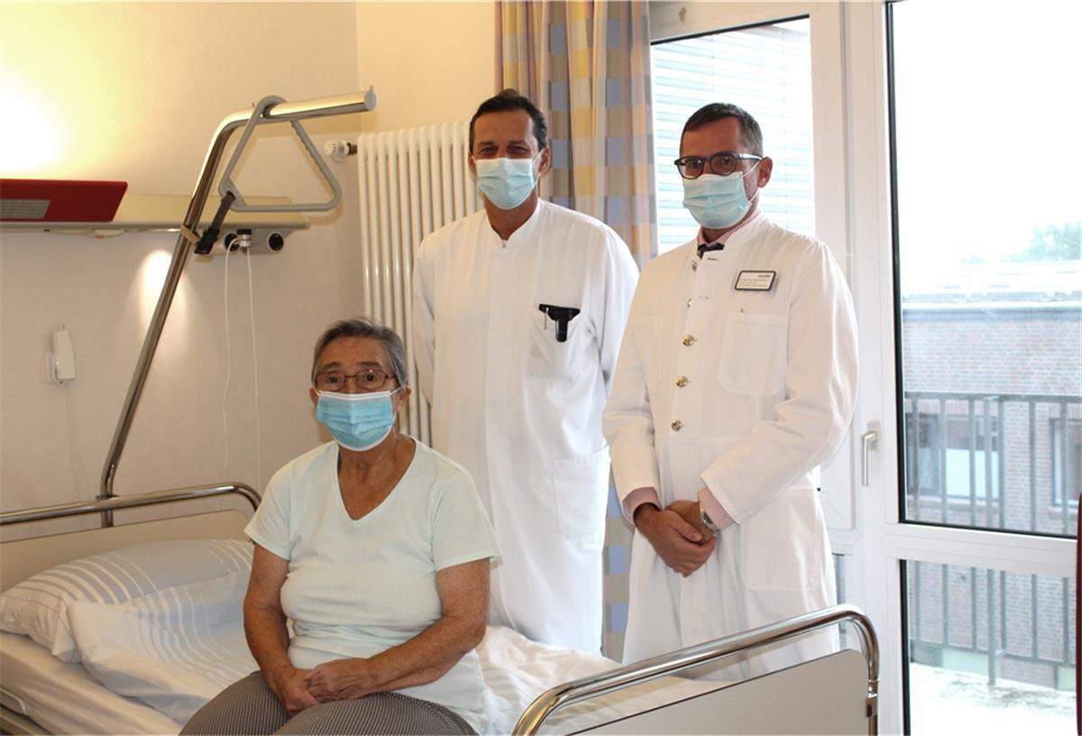 Thoraxchirurg Peter Beer (links) und Anästhesist Dr. Oliver Herden-Kirchhoff mit Patientin Irene Biecker. 