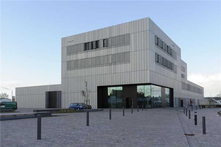 Thünen-Institut in Bremerhaven: Erste Mitarbeiter ziehen in Neubau Der Thünen-Neubau im Fischereihafen ist bis auf einige Restarbeiten fertig. Nach und nach werden jetzt Wissenschaftler und technische Mitarbeiter einziehen.