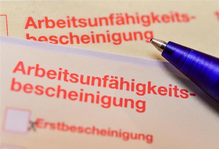 Techniker Krankenkasse: Hoher Krankenstand 2022 im Land Bremen Eine Arbeitsunfähigkeitsbescheinigung liegt auf einem Tisch.