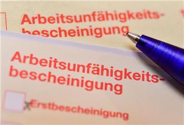 Eine Arbeitsunfähigkeitsbescheinigung liegt auf einem Tisch. 