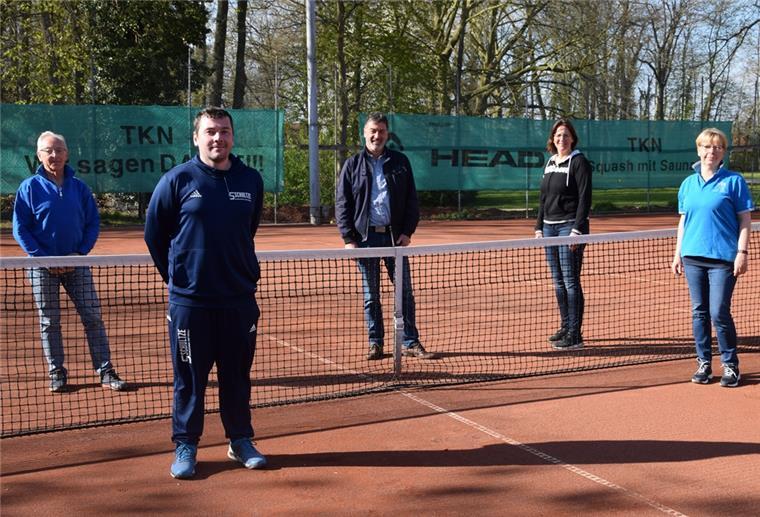 Der TK Nordenham mit (von links) mit Geschäftsstellenleiter Rolf Hübler, Trainer Robert Helek, dem 1. Vorsitzenden Michael Eppler, Jüngstenwartin Sandra Erden und Sportwartin Susanne Wieting hofft auf einen Mitgliederzuwachs.