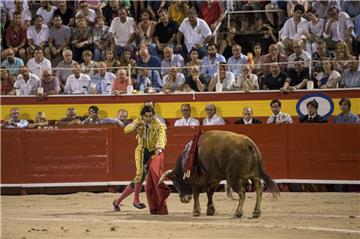 Der Torero Morante de la Puebla hält in der Arena sein Schwert, um einen Stier zu töten.