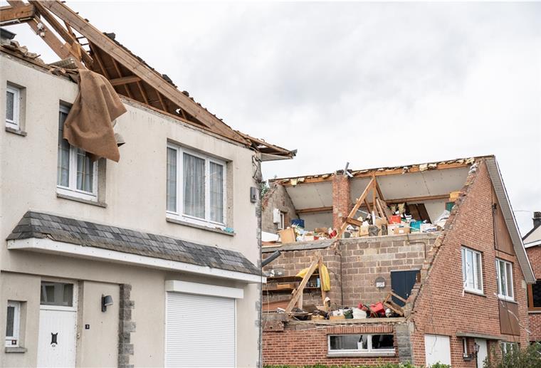 Tornado in Belgien: 17 Verletzte Der Tornado deckte die Dächer dieser Häuser ab.