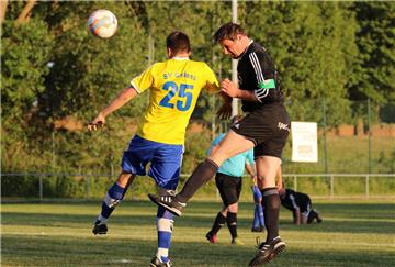 Der Torwart des ESV Nordenham, Mike Strahlmann (rechts), zeigte auch als Mittelstürmer seine Klasse. Dieser Kopfball führte zum 3:0.