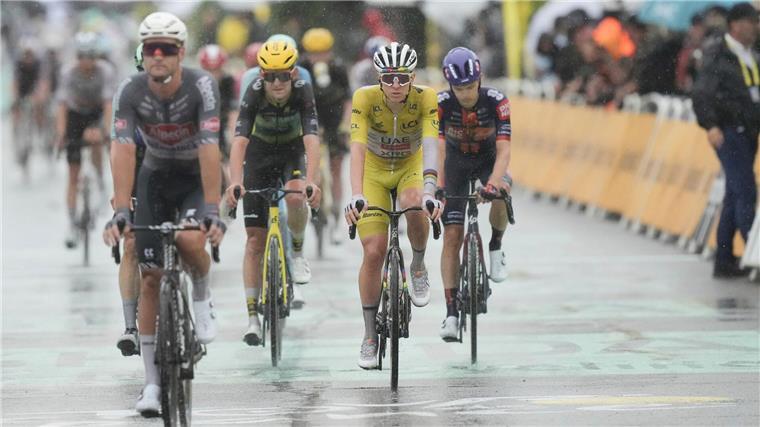 Sprinter Bauhaus entgeht Sturz-Chaos - Milan gewinnt Der Tour-Führende Tadej Pogacar kommt bei Regen ins Ziel.