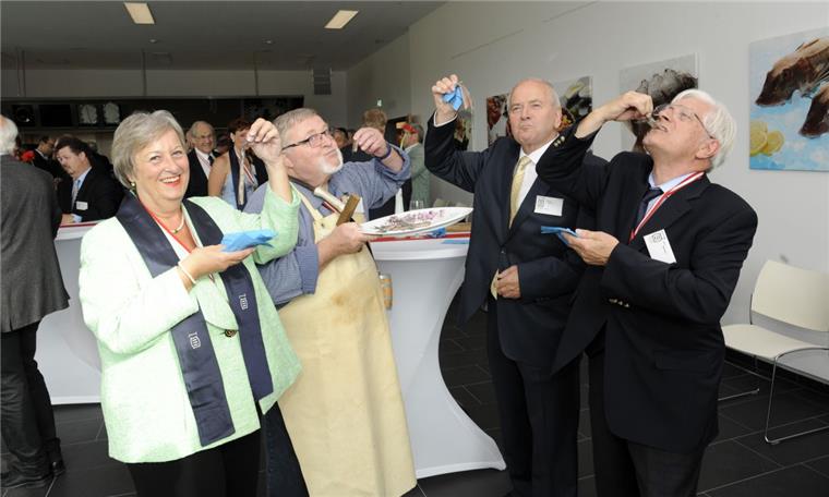 Ran an den Bremerhavener Matjes Der traditionelle Anbiss des Matjesordens im Seefisch-Kochstudio. gilt als Auftakt der Matjes-Saison in Bremerhaven. Im Bild (von links) Barbara Riechers-Kuhlmann, Gerd Blancke, Heinrich Rönner (Träger des Matjesordens 2016) und Präsident Rolf Mrotzek.