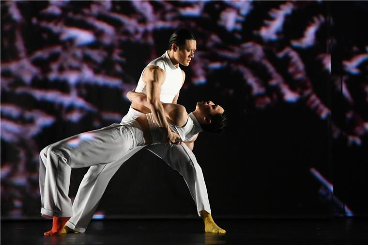Der Träumende (Ming-Hung Weng) wird im Herbst immer wieder von einem Freund oder Geliebten (Kuang-Yung Chao) aufgefangen. Bei der Premiere tanzten Arturo Lamolda Mir und Marco Marongiu.