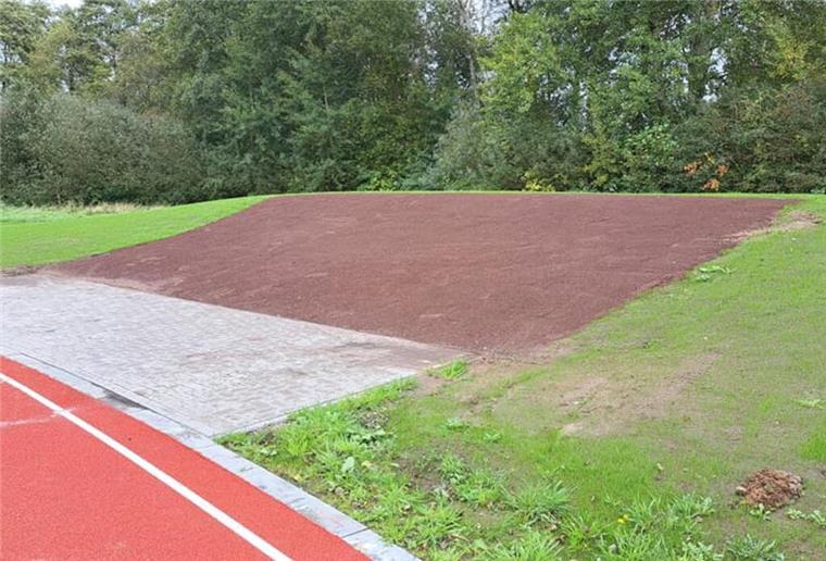 Neue Kunstrasenplatz-Anlage in Hagen mit einzigartiger Neuheit in Deutschland Der Trainingshügel für Kugelstößer ist in Deutschland einmalig. Die Idee kommt aus Dänemark. Die Sportler werfen die Kugel den Hang hoch, die dann allein zurückgerollt kommt.