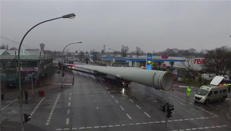Zusammengefasst! Das war das Wochenende im nord24-Land Der Transport von drei sehr langen Rotorblättern hat am Sonntag für Verkehrsbehinderungen in Bremerhaven gesorgt.