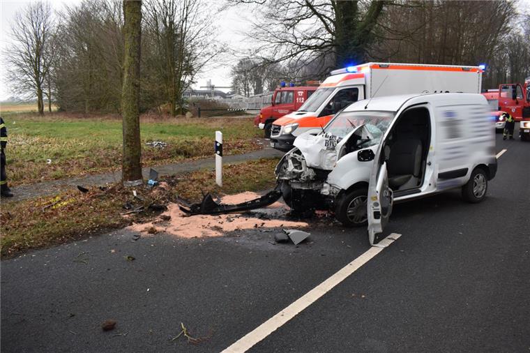 Gyhum: Kleintransporter kollidiert mit Baum Der Transporter ist am Freitagnachmittag aus noch ungeklärter Ursache auf der Kreisstraße 112 zwischen Gyhum und Nartum von der Fahrbahn abgekommen.
