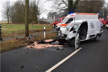 Der Transporter ist am Freitagnachmittag aus noch ungeklärter Ursache auf der Kreisstraße 112 zwischen Gyhum und Nartum von der Fahrbahn abgekommen.