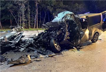 Der Transporter wurde bei dem Unfall auf der A1 völlig zerstört.