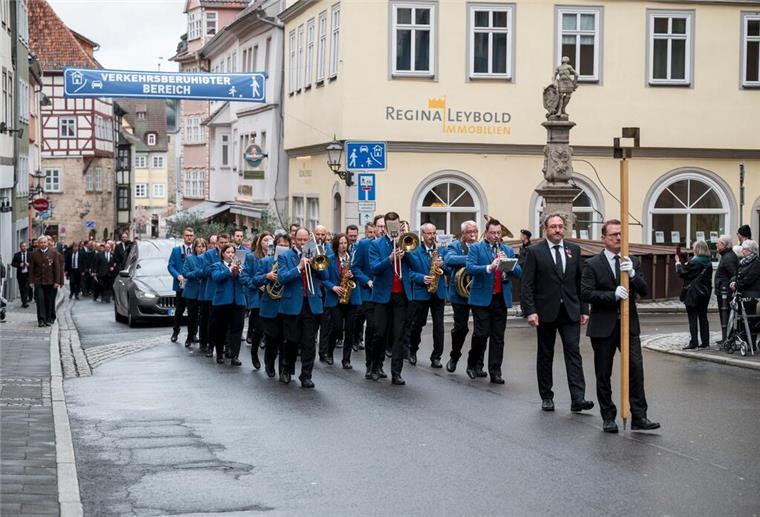 Schwedisches Königspaar nimmt Abschied von Prinz Andreas Der Trauerzug führte durch Coburg.