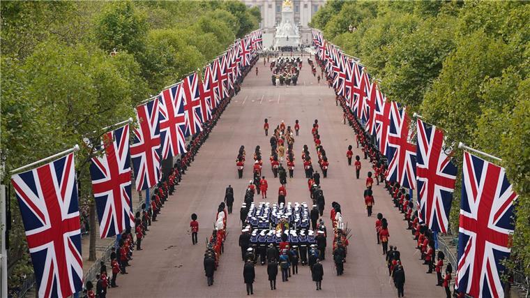 Der Trauerzug mit dem Sarg der gestorbenen britischen Königin Elizabeth II. führte über die Prachtstraße The Mall.