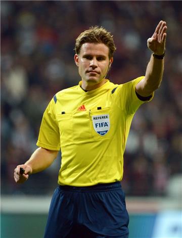Der Traum eines jeden Schiedsrichters dürfte es sein, wie Felix Brych (Foto) einmal zum FIFA-Referee aufzusteigen. Doch der Großteil von Brychs Kollegen ist im Amateurbereich tätig. Auch im Kreis Rotenburg wird es dabei immer schwieriger, Nachwuchskräfte für diese reizvolle, aber bisweilen auch undankbare Aufgabe zu finden.