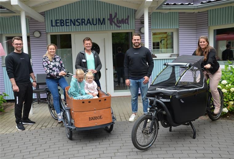 Geestland: Lastenrad steht hoch im Kurs Der Traum vom eigenen Lastenrad ist wahr geworden. Das Team vom Lebensraum Kind bedankt sich für die Spende beim Fitnessstudio Mov3: Leif Forster (Mov3, von links) Helen, Lisa und Sascha, Michael Pomplun (Vorsitzender im Verein Lebensraum Kind), Mats Neumann (Geschäftsführer, Mov3) und Sarah Theinert (pädagogische Leiterin im Lebensraum Kind).