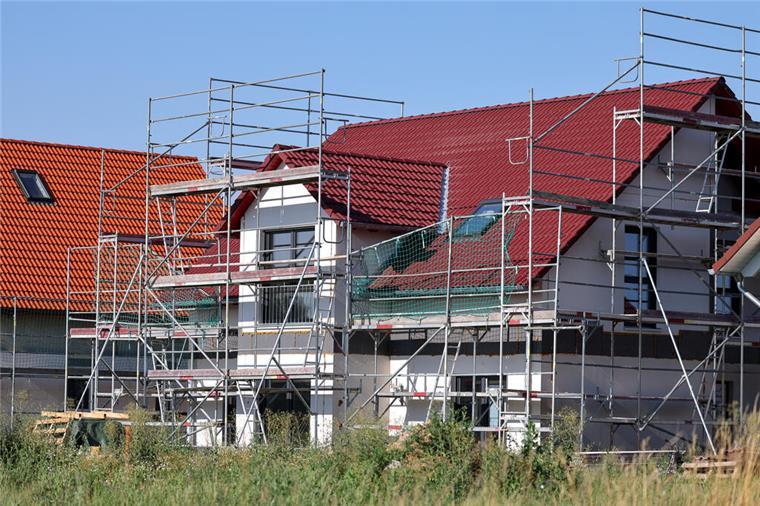 So wird der Traum vom eigenen Zuhause trotz hoher Hürden wieder erreichbar Neue Einfamilienhäuser enstehen. Der Traum vom Eigenheim bleibt für viele ein Wunsch. Eine Umfrage zeigt: Fehlendes Eigenkapital ist ein großes Hindernis. Was kann helfen?