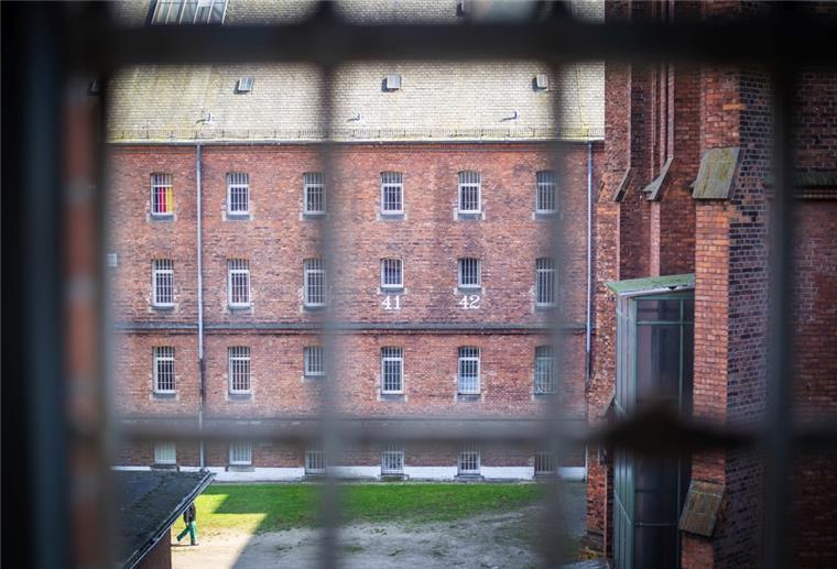 Drogenhandel: Nach den Encrochat-Verfahren kommt die SkyECC-Welle Der Traum vom großen Geld aus dem Drogenhandel über den verschlüsselten Encrochat-Nachrichtendienst endete für viele mit dem Blick aus dem Knast. Derzeit sitzen 53 Personen aus Bremerhaven und Bremen in der JVA Bremen. Foto: Hartmann