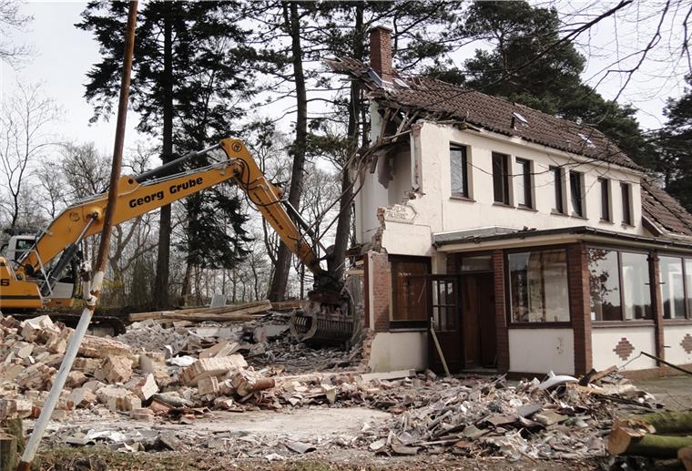 Seit 100 Jahren sind die Naturfreunde am Wollingster See Der traurigste Moment der Vereinsgeschichte: Das 1926 errichtete Naturfreundehaus wurde abgerisssen. Die Mitglieder waren nicht mehr in der Lage das große Gebäude zu unterhalten