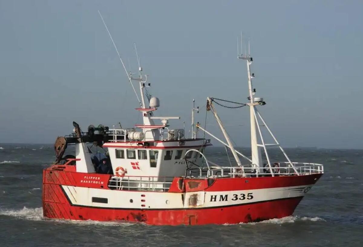 Fischer stirbt bei See-Unglück! Trawler prallt bei Sturm gegen Mole Der Trawler "HM 335 Flipper" fährt auf dem offenen Meer.