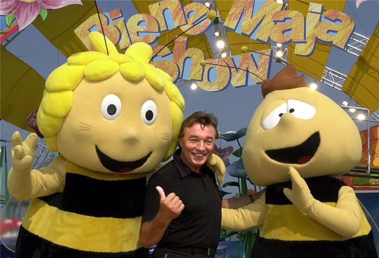 Arbeiten an Karel-Gott-Museum eingestellt Der tschechische Sänger und Interpret des Maja-Songs, Karel Gott (M), präsentiert die „Biene Maja“ (l) und „Willie, den Nachtwächter“ bei einem Fototermin während der Aufzeichnung einer Biene-Maja-Geburtstagsshow. Der Sänger starb am 1. Oktober 2019 im Alter von 80 Jahren. (Archivbild)