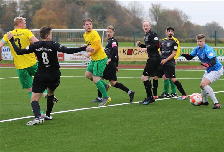Abbehauser Fußballer müssen wohl in die Abstiegsrunde Der TSV Abbehausen (gelbe Trikots) erkämpfte sich gegen Bezirksliga-Tabellenführer Heidmühler FC zwar ein 1:1, wird die Aufstiegsrunde aber wahrscheinlich verpassen.