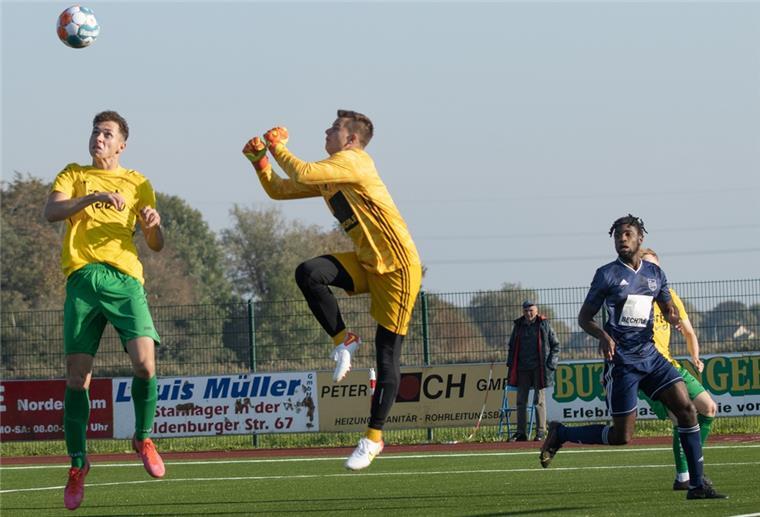 Der TSV Abbehausen (gelbe Trikots) konnte den Torwart des SV Ofenerdiek trotz langer Überzahl nur zweimal überwinden.