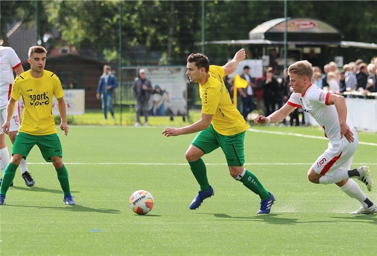 Grandiose Siege für Abbehausen und Brake Der TSV Abbehausen (gelbe Trikots) und der SV Brake steuern in der Bezirksliga auf Kurs Aufstiegsrunde.
